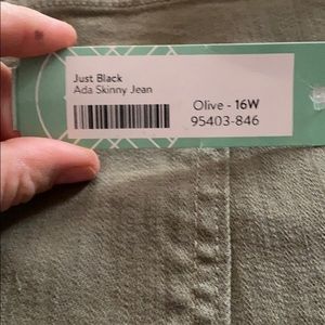 Just Black. Ada skinny jean. Olive